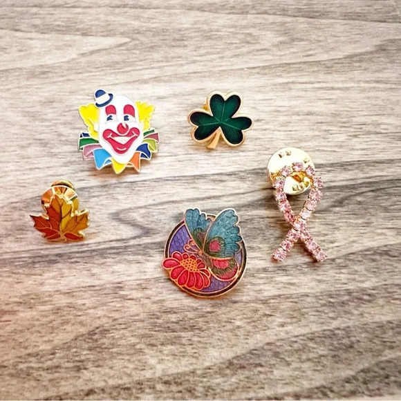 Lot of five pins including a clown, clover, leaf pins - Picture 3 of 7